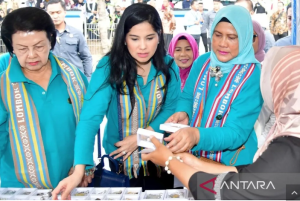 Ibu Negara Iriana Panen Mutiara dan Tinjau UMKM di Lombok  