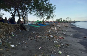 Tegas!! DLH Mataram Beri Sanksi Warga Buang Sampah ke Laut