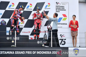 Jokowi Hingga Erick Thohir Serahkan Trofi Juara Pertamina GP 2024