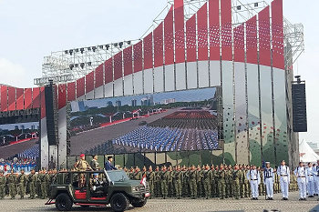 Presiden Joko Widodo Pimpin Upacara Peringatan HUT TNI ke-79 di Monas